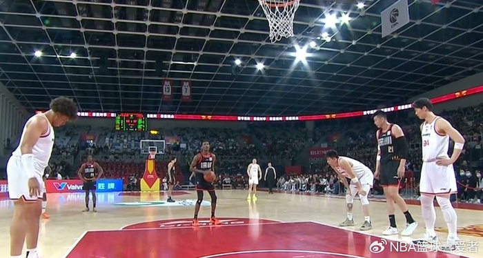 星空体育平台-近4战场均轰38分飙中20记三分，深圳小外援史密斯率队连克北京上海|篮板|比赛|男篮|积分榜|CBA_新浪体育_新浪新闻